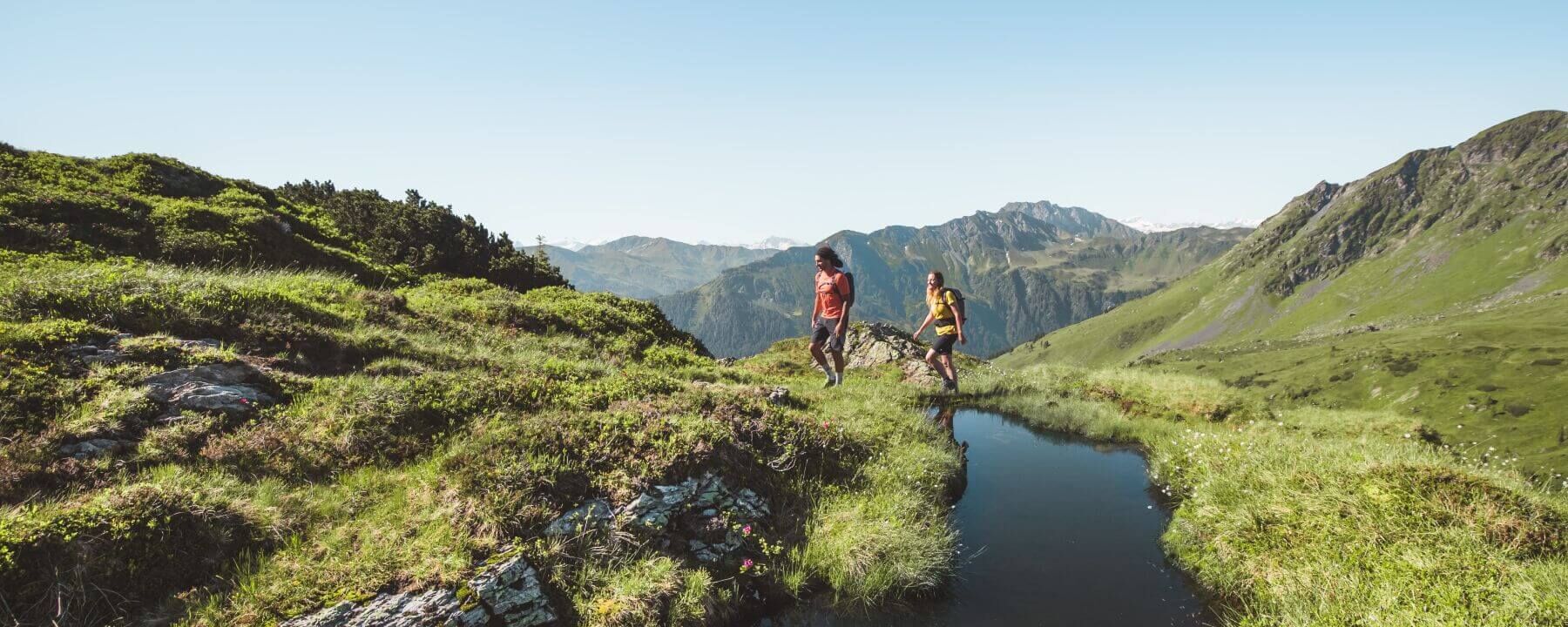 Wandern%20 %20Hiking%20in%20Saalbach%20Hinterglemm%205472x3648 %C2%A9%20saalbach.com%2C%20Mia%20Knoll min 862f01c0