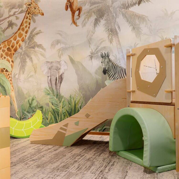 Spieleecke mit Holzrutsche und Tunnel, Tiertapete mit Giraffe, Elefant und Zebra