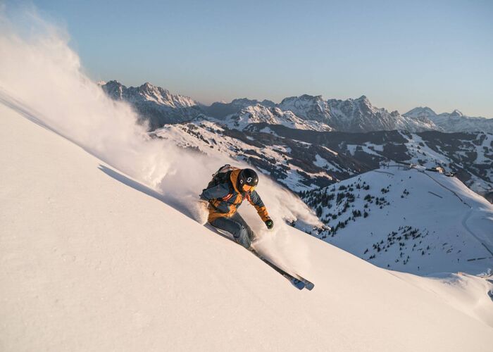 Diepsneeuwskiërs in Saalbach Hinterglemm met uitzicht op de bergen