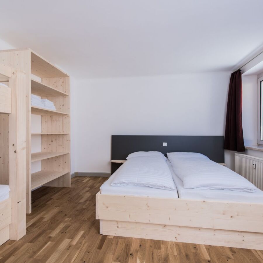 Clubhaus edelweiss schlafzimmer mit doppelbett und stockbett