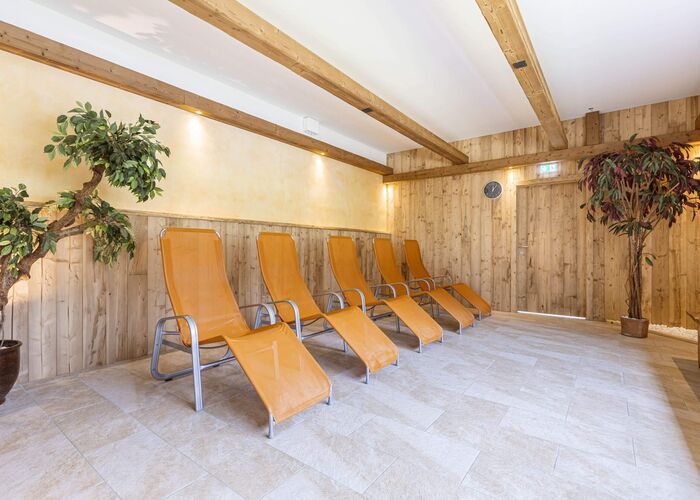 Relaxation room with dark yellow loungers