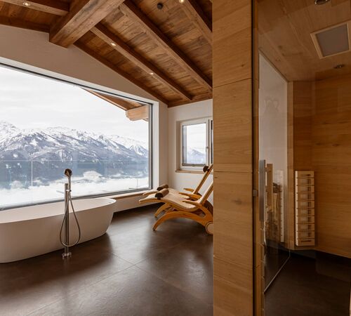 Wellnessbereich mit Sauna und freistehender Badewann mit traumhaften Blick auf Winterbergwelt