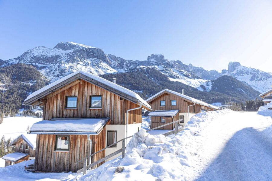 Gemütliche Ferienhäuser im Schnee mit Blick auf die Bischofsmütze