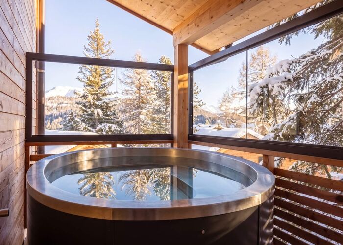 Privater Hot Tub bei einem Chalet auf der Turracher Höhe, umgeben von Wald und alpiner Natur für entspannte Wellnessmomente in den Bergen.