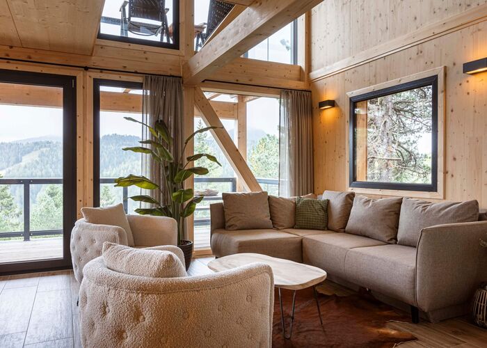 Großzügiger Wohnbereich in einem Chalet auf der Turracher Höhe mit komfortabler Sofalandschaft, Couchtisch und alpiner Einrichtung für einen entspannten Chalet-Urlaub in den Bergen