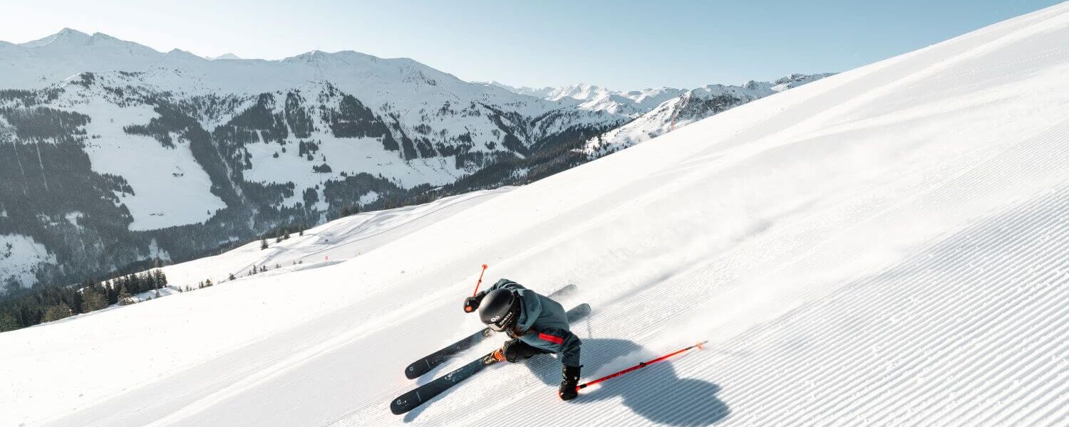 Skiërs carven op een eenzame, vers geprepareerde helling