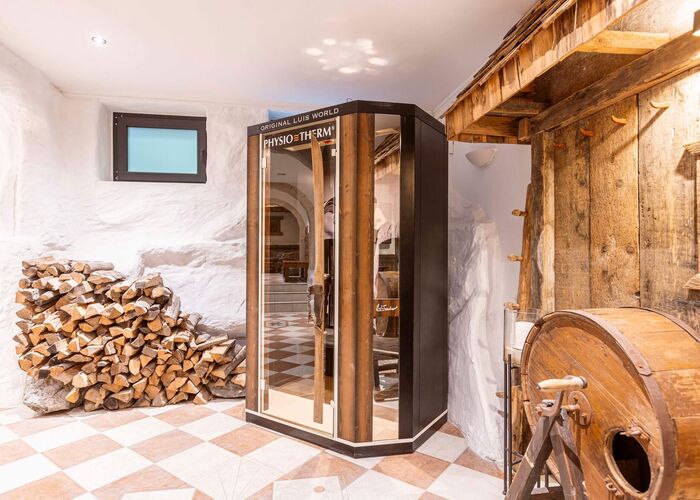 Gemütliche Sauna mit Holzbänken im Wellnessbereich der Saalbach Suites in Saalbach-Hinterglemm