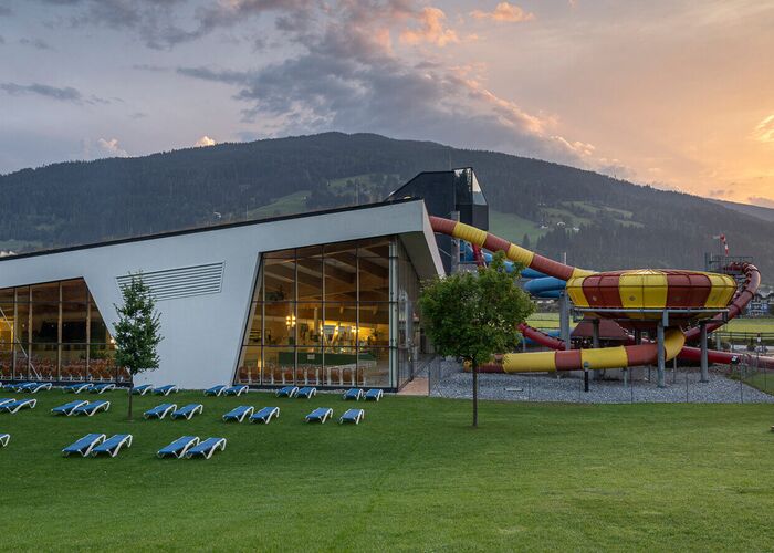 Therme Amade in Altenmarkt im Pongau mit Sonnenuntergang im Hintergrund