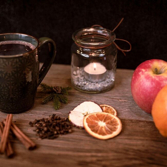 Heißer Apfelpunsch in der Tasse