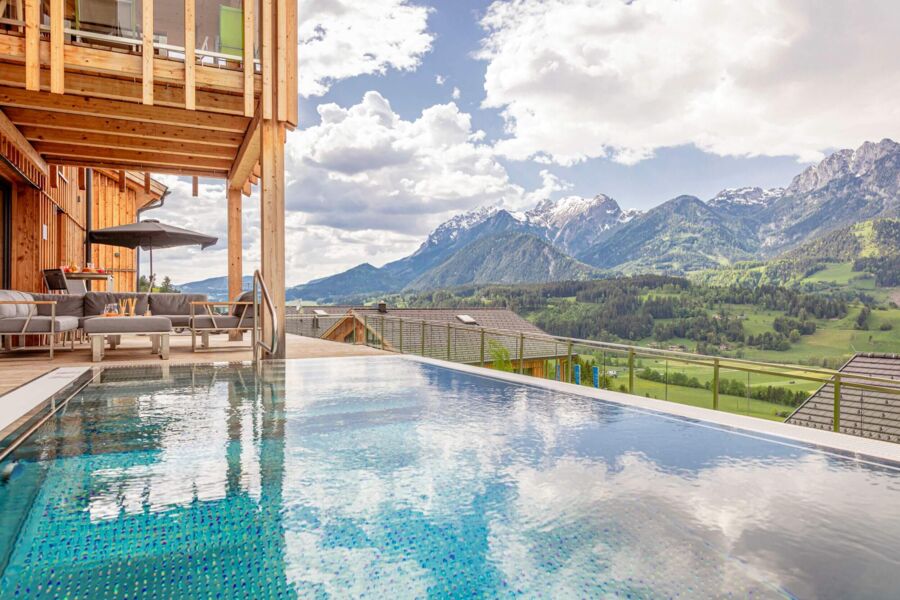 Gemütliche Terrasse mit Pool und fantastischem Ausblick auf die umliegende Bergwelt