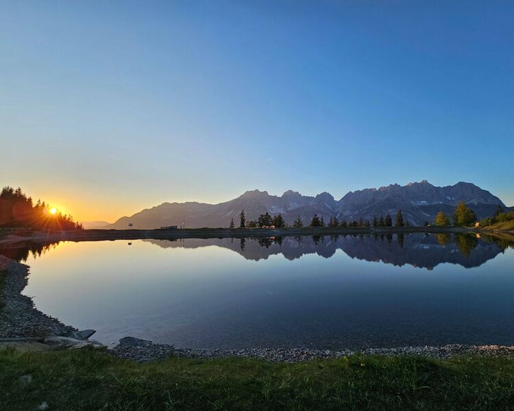 Astbergsee zum Sonnenuntergang mit Blick auf den Wilden Kaiser