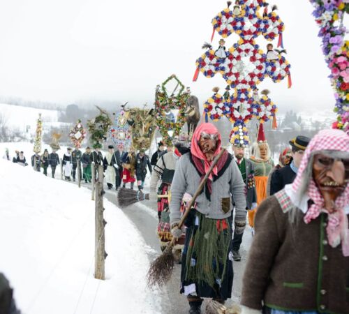 gasteiner%20perchtenumzug%20%28c%29%20gasteinertal%20tourismus%20gmbh%2C%20marktl e078140b