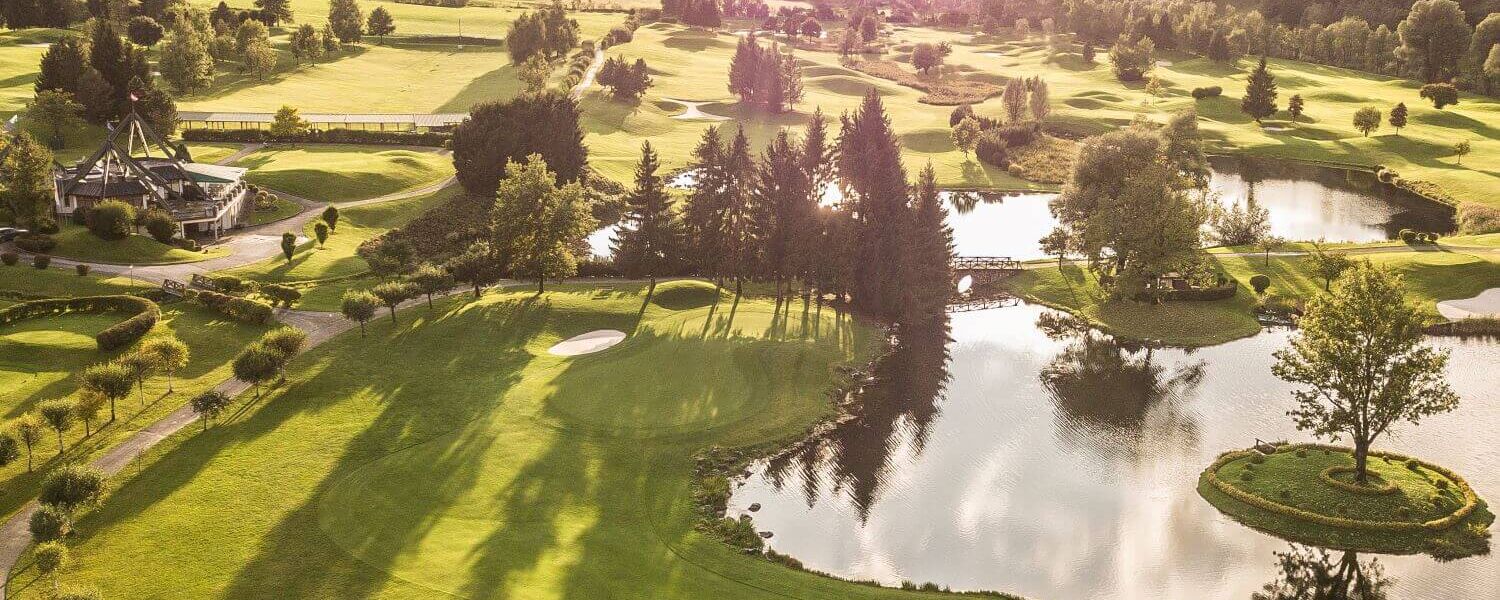 Uitzicht op de prachtig aangelegde Schladming Dachstein Golf Club met zijn waterhindernissen