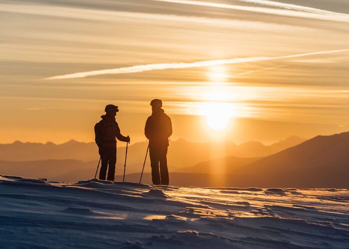 Beeindruckender Sonnenuntergang über den Nockbergen in Kärnten im Winter