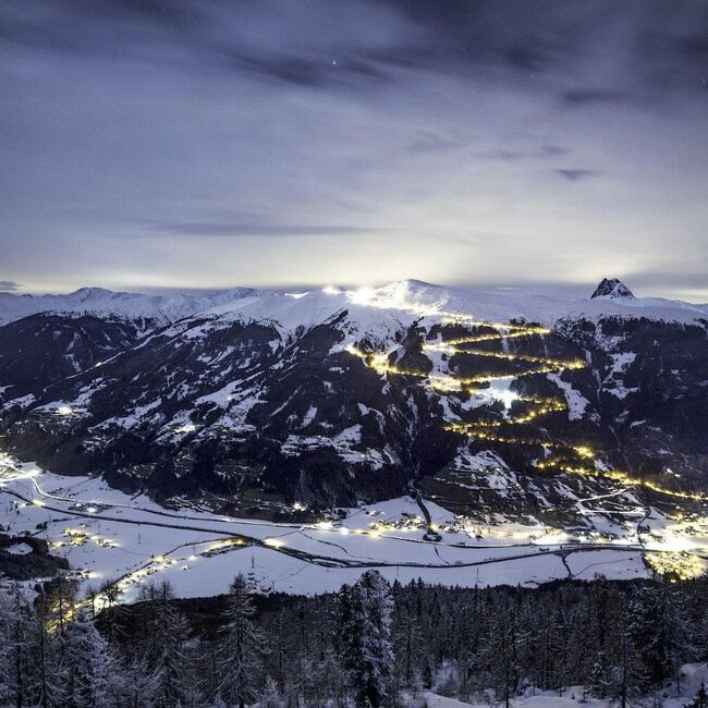 Nachtaufnahme der mit 14 km längsten beleuchteten Rodelbahn der Welt am Wildkogel