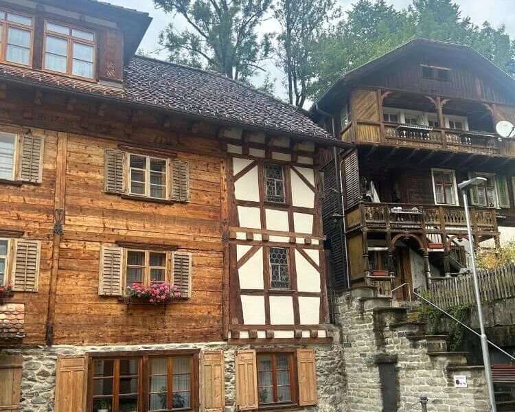 Bei einem Spaziergang durch Schruns kommt man an geschichtsträchtigen Häusern vorbei.