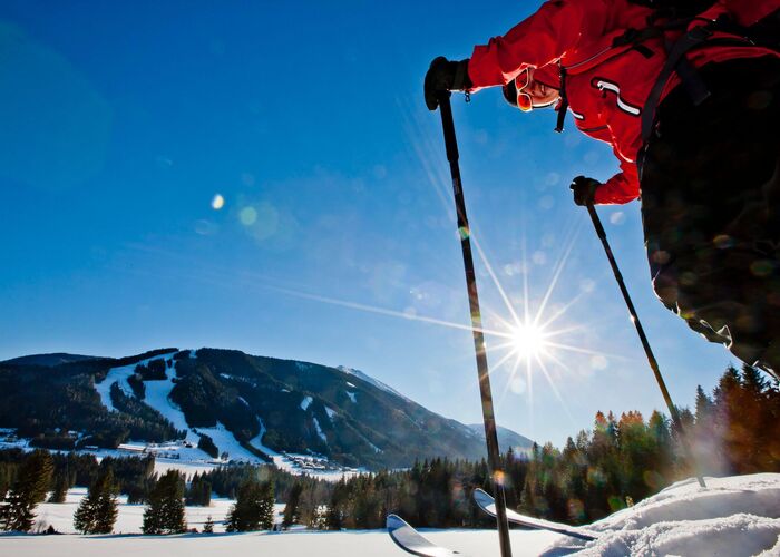 Skifahrer unterwegs im verschneiten Hohentauern.