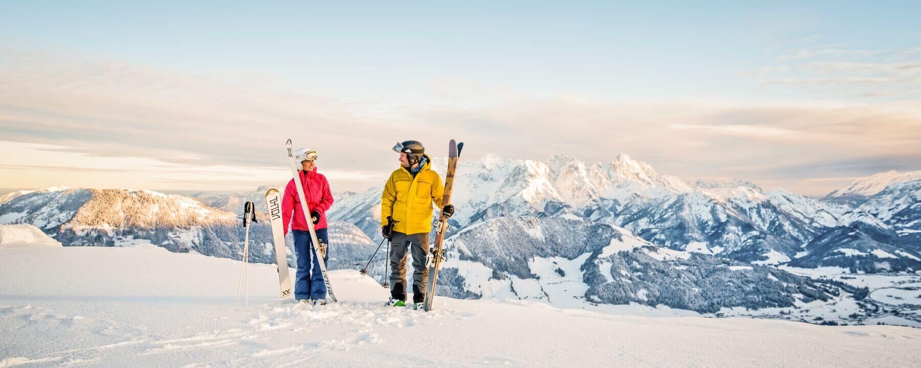 Skifahrer vor winterlichem Bergpanorama in den Kitzbüheler Alpen