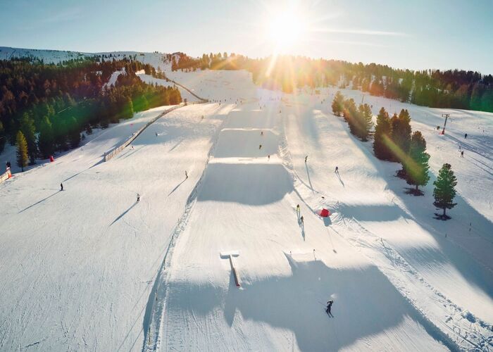 Funpark für Snowboarder und Freestyler neben breiter Skipiste im Skigebiet Kreischberg, Murau