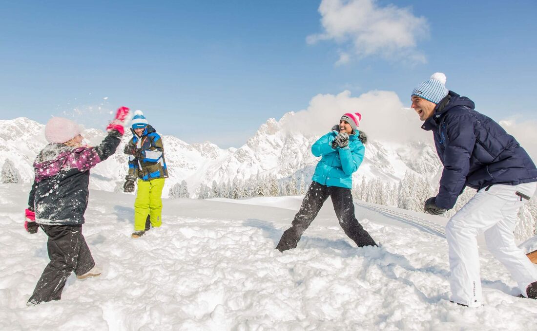 Schneeballschlacht im Salzburger Land (c) Salzburger Land Tourismus