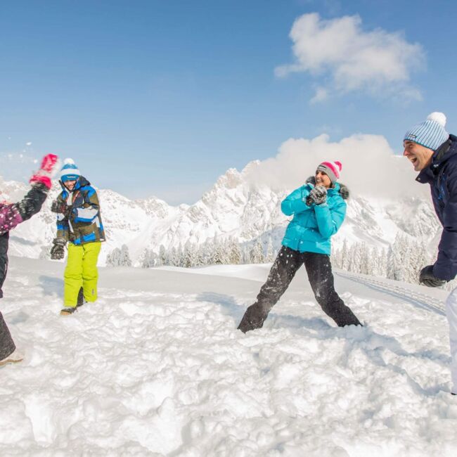 Schneeballschlacht im Salzburger Land (c) Salzburger Land Tourismus