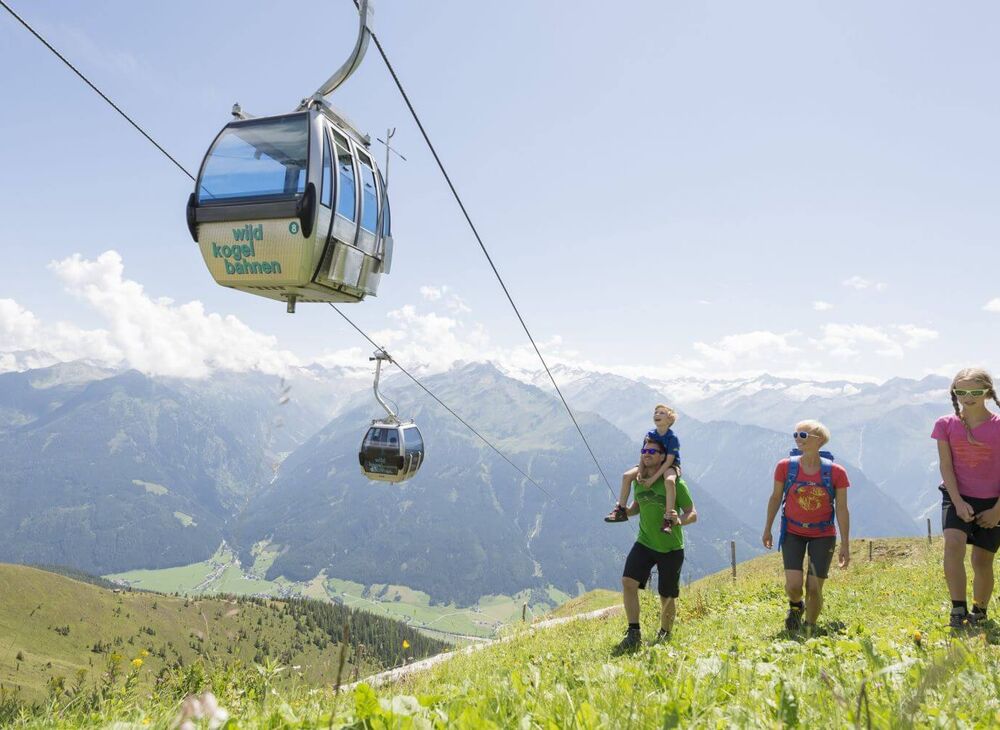 Familie beim Wandern in der Wildkogel Arena