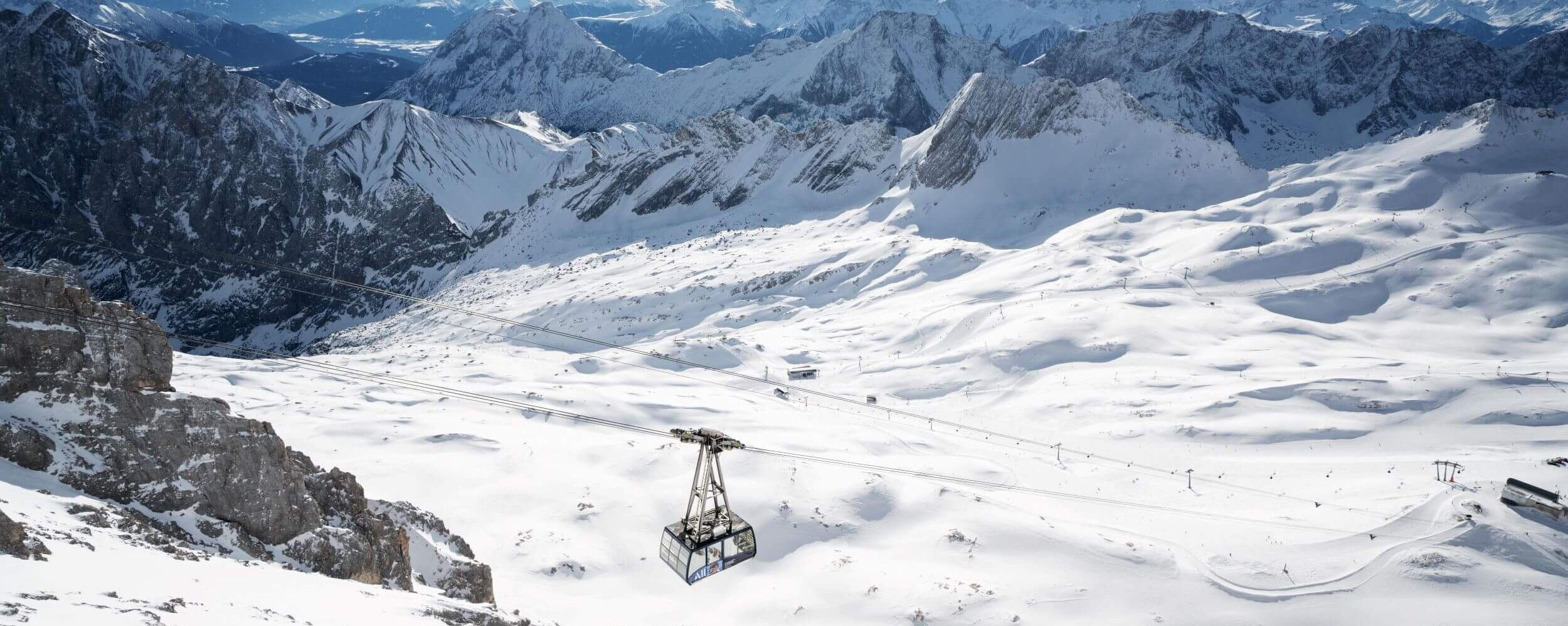 Die Gondel der Gletscherbahn fährt vom Gipfel der Zugspitze auf das Zugspitzplatt.