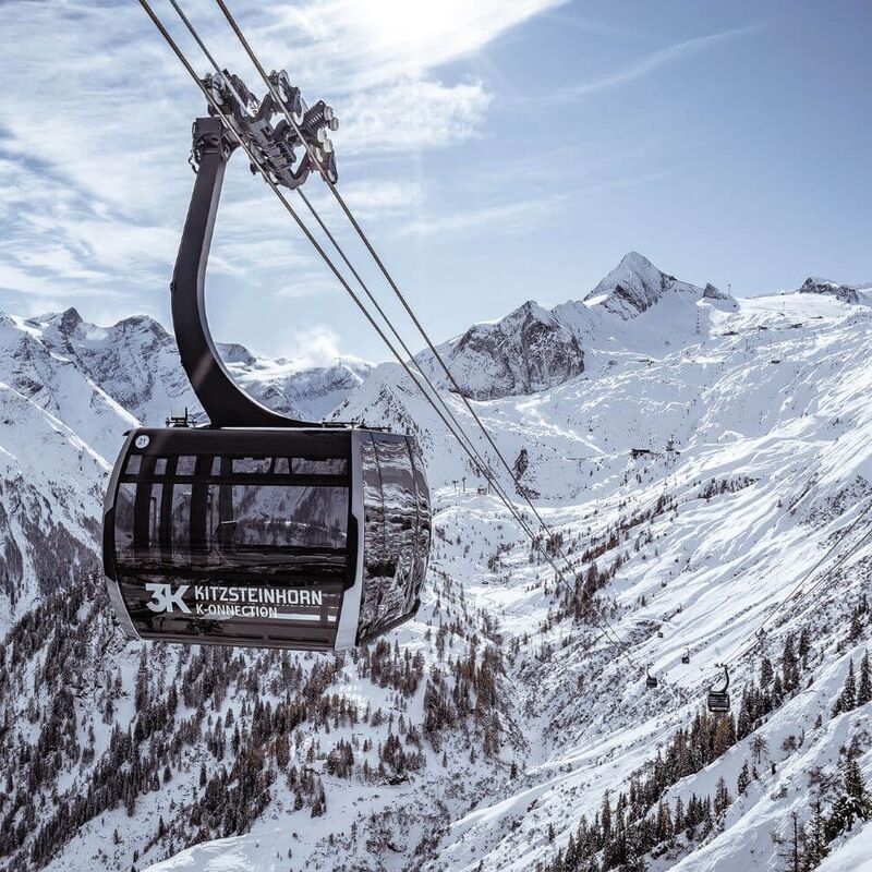 Hochmoderne Dreiseilumlaufbahn führt in das Gletscherskigebiet Kitzsteinhorn.