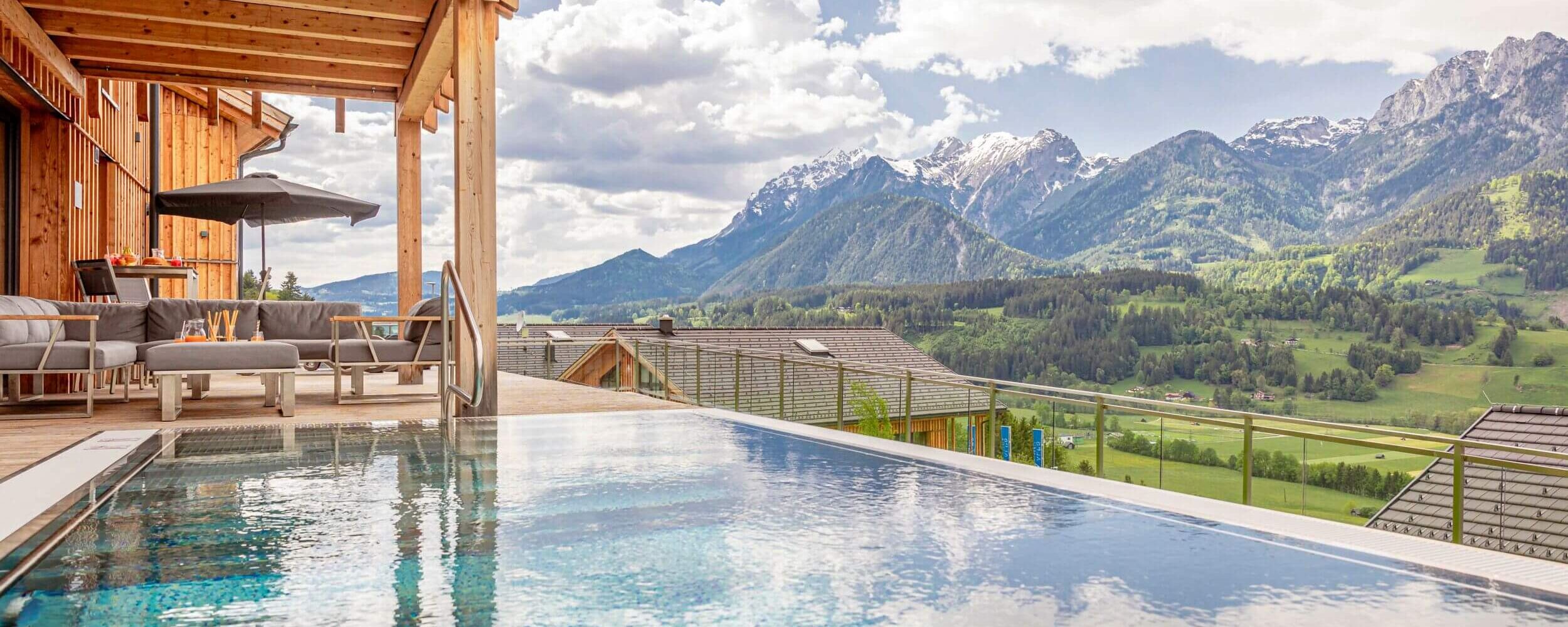 Gezellig terras met zwembad en fantastisch uitzicht op de omliggende bergen