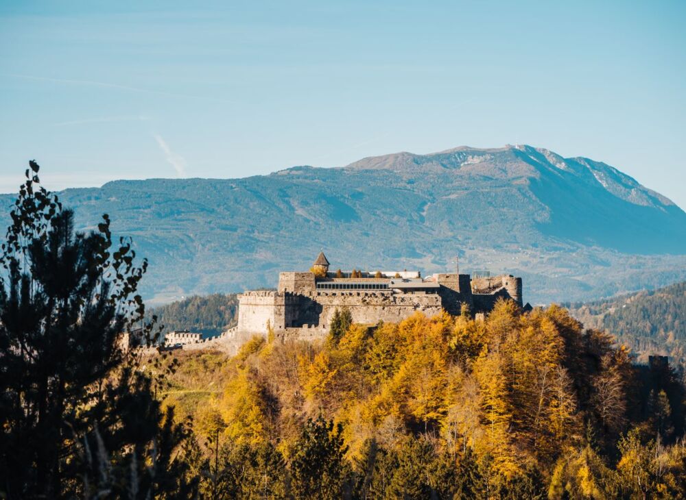 Burg Landskron am Ossiacher See im Herbst