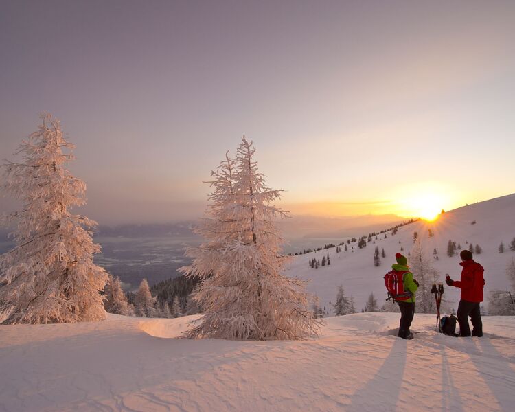 Wintertour bei Sonnenaufgang durch tief verschneite Berglandschaften auf der Gerlitzen.