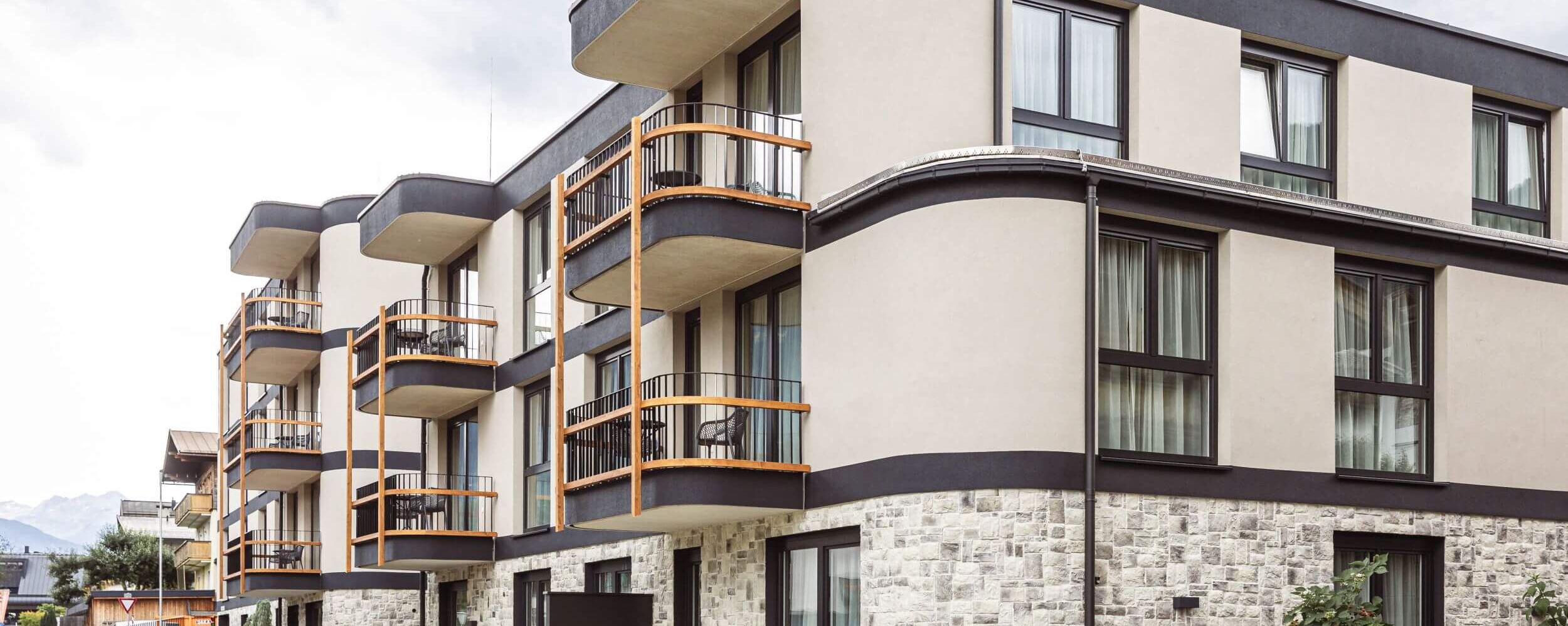 Buitenaanzicht in de zomer   Zillertal Suites Fügen by ALPS RESORTS