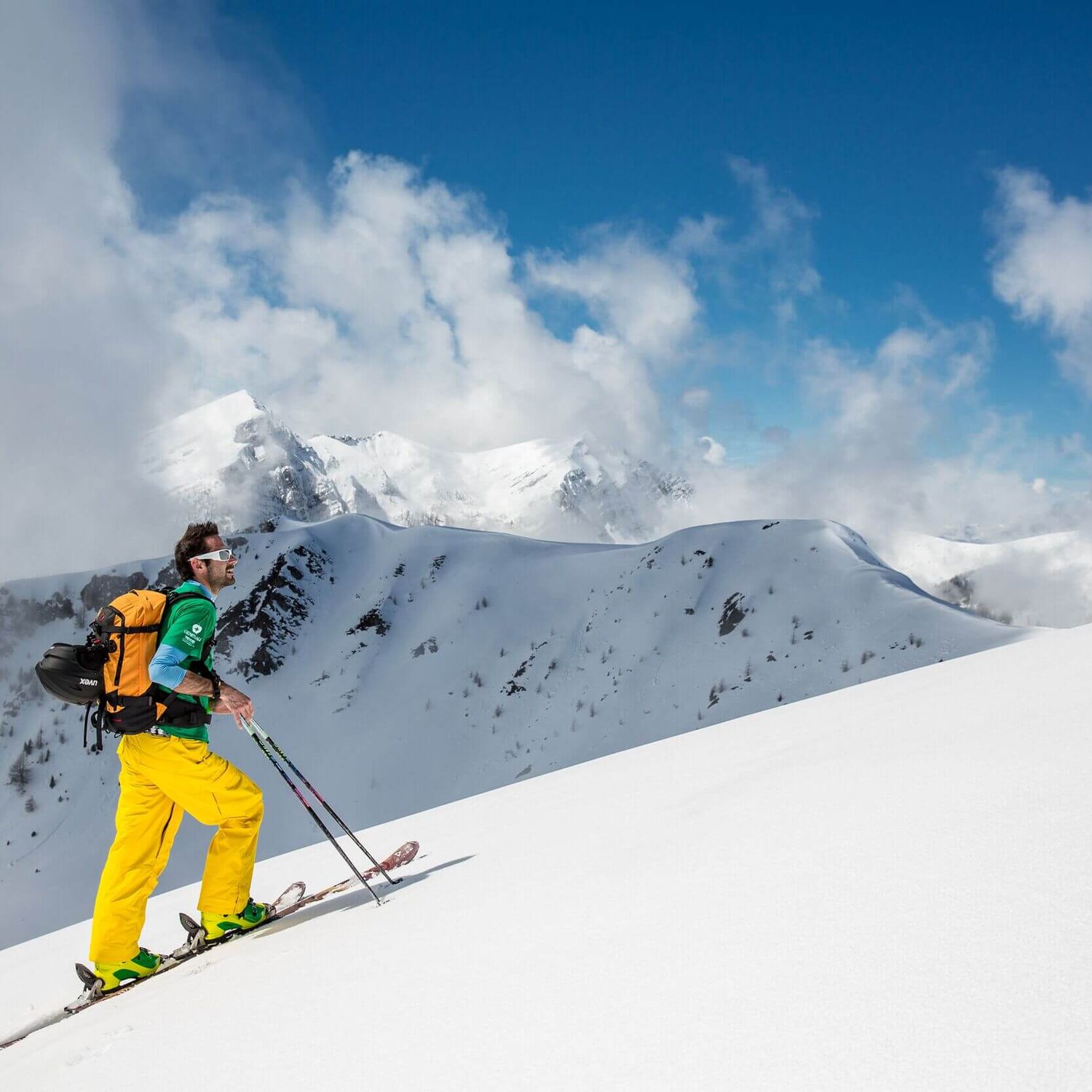 Skitourengeher genießen den sonnigen Wintertag am Goldeck mit Blick auf die Kärntner Bergwelt