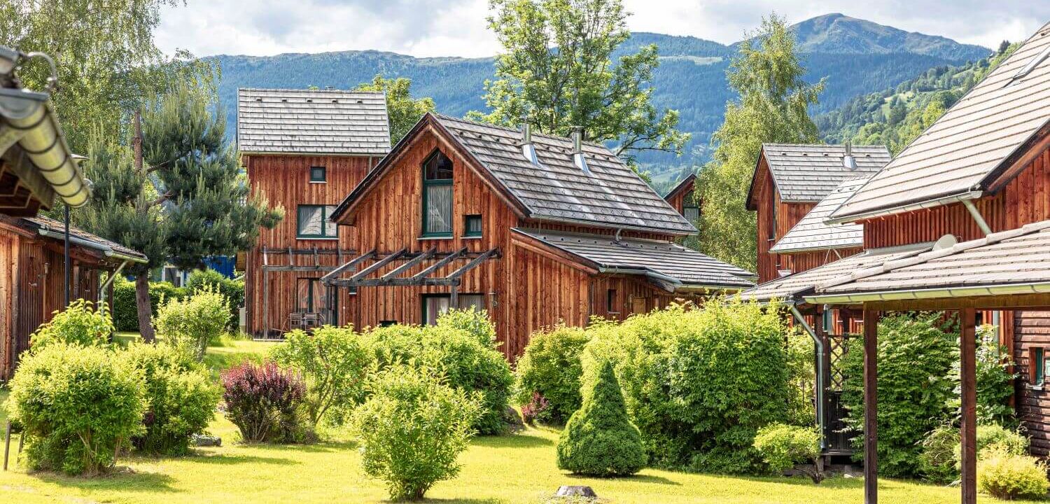 Ferienhäuser aus Holz und Gartenanlage im Ferienpark Kreischberg