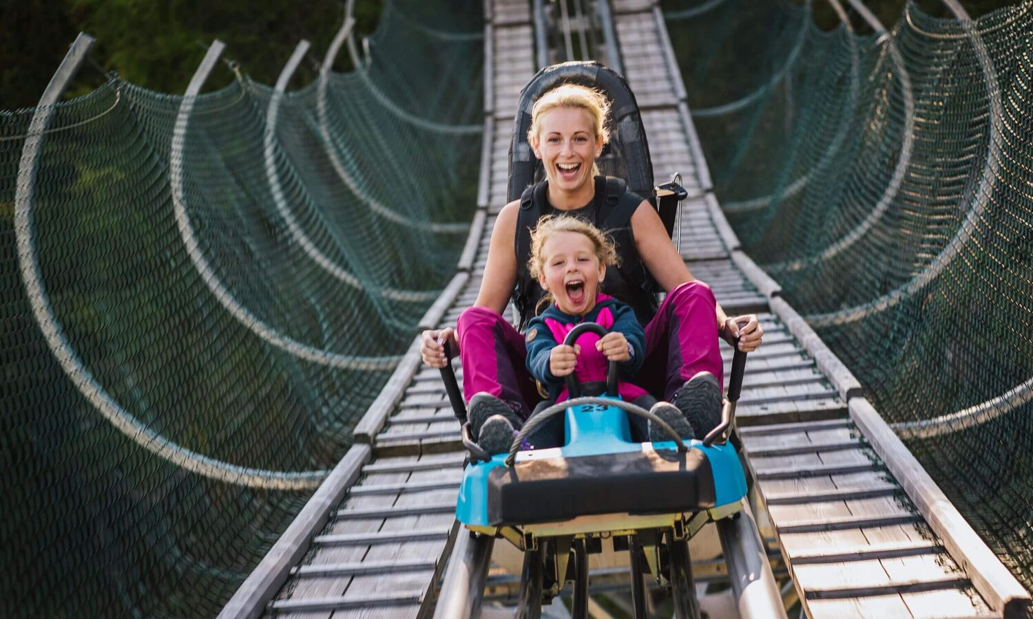 Mutter und Tochter genießen eine rasante Fahrt mit der Sommerrodelbahn auf der Turracher Höhe