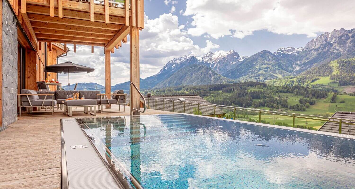 Wooden chalet in Schladming–Dachstein with pool and views of the Dachstein massif