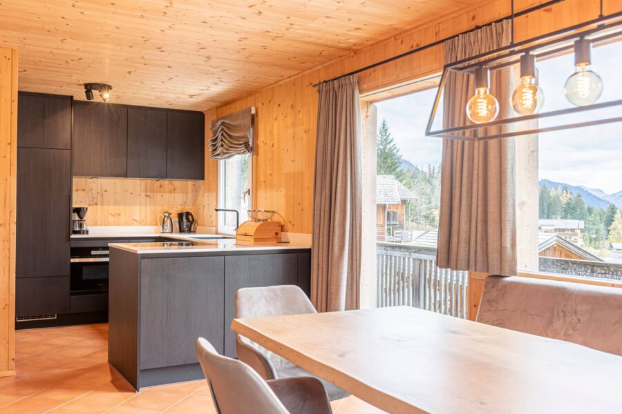 Kitchen and dining area Chalet Alpenrose   Alpendorf Dachstein West