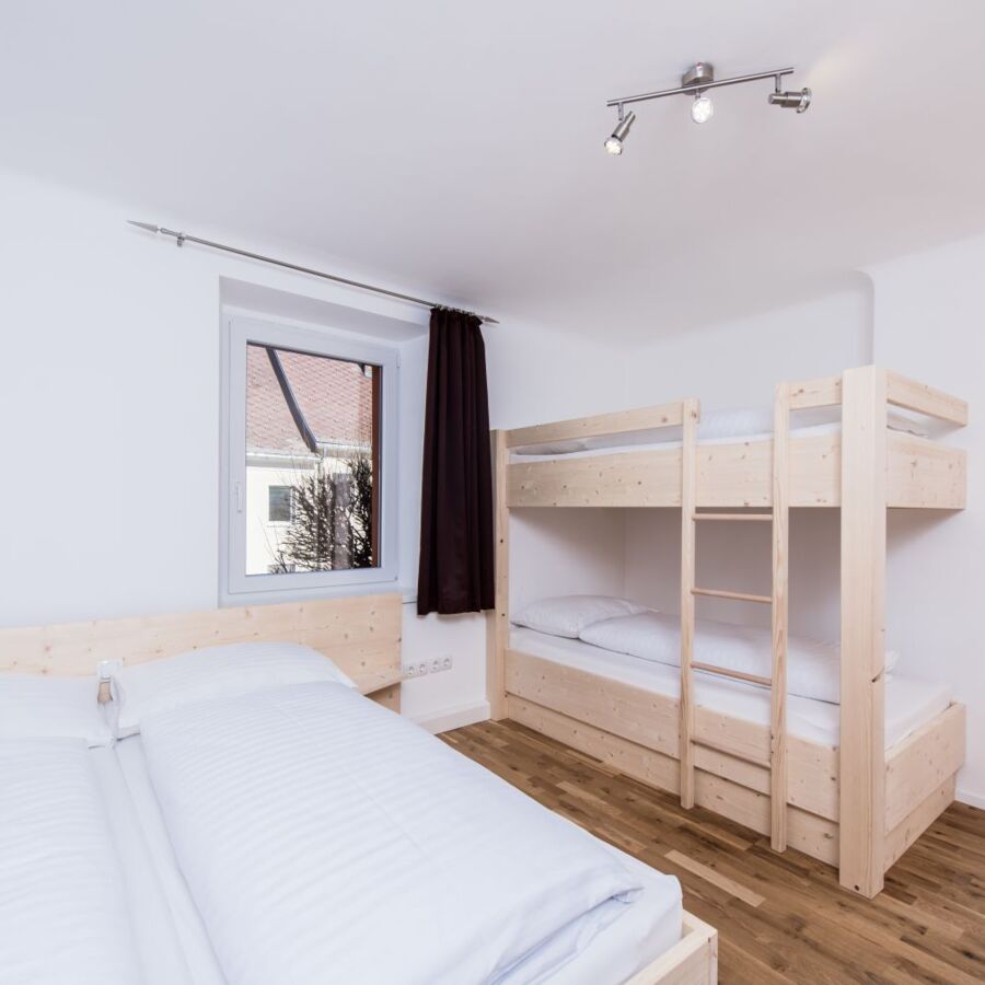 Clubhaus edelweiss schlafzimmer 3 mit doppelbett und stockbett
