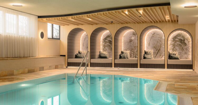 Zwembad met veel plezier en rust in de achtergrond