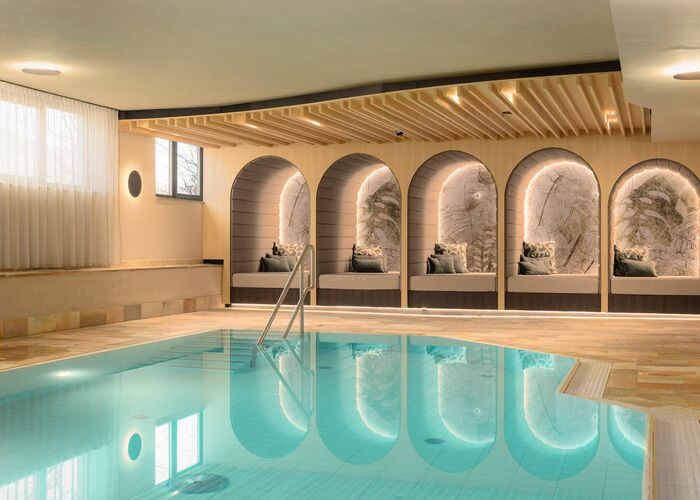 Pool with Heller Beleuchtung und Ruheliegen im Hintergrund