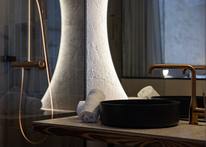 Detailopname van de hoogwaardige inrichting van de badkamer in Carpe Solem Kaprun.