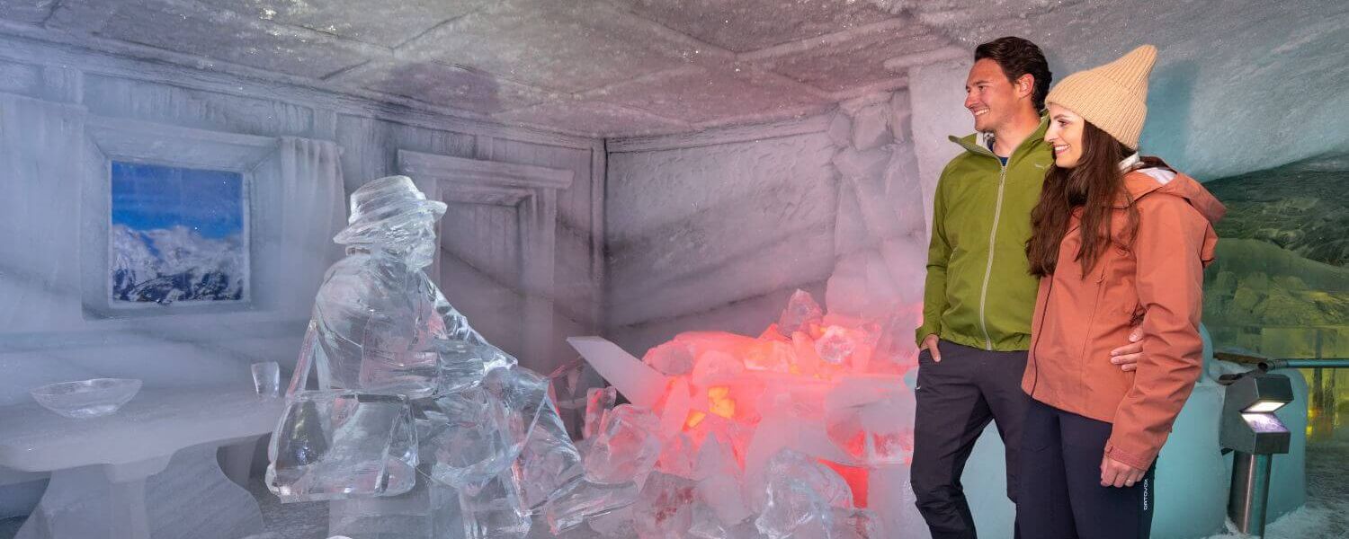 Pärchen bewundert Eisskulpturen im Eispalast am Dachstein Gletscher.