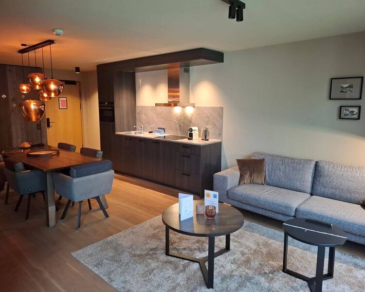 Voll ausgestattete Ferienwohnung mit Küchenblock aus dunklem Holz