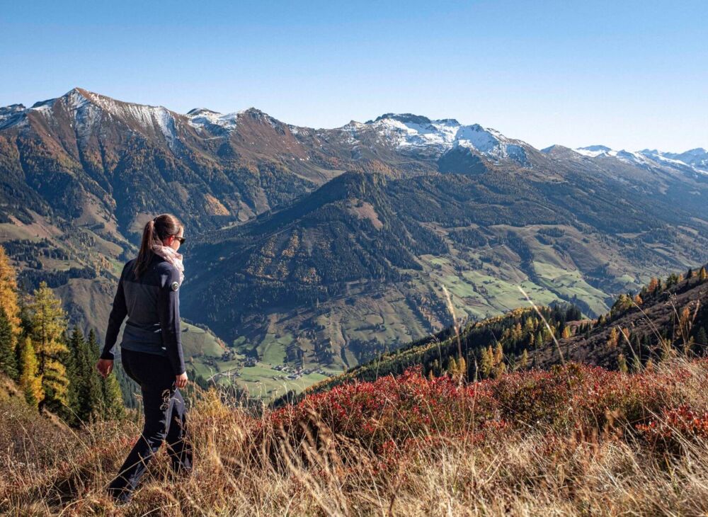 Wanderin im Herbst in Rauris