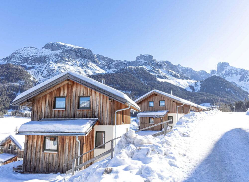 Gemütliche Ferienhäuser im Schnee mit Blick auf die Bischofsmütze