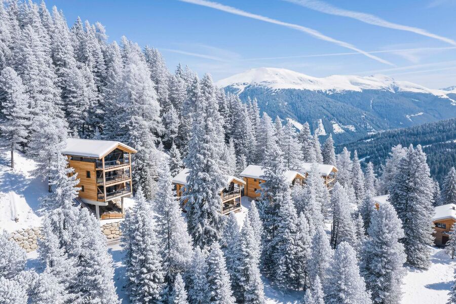 Chalets inmitten des winterlichen Zirbenwaldes   Turracher Höhe