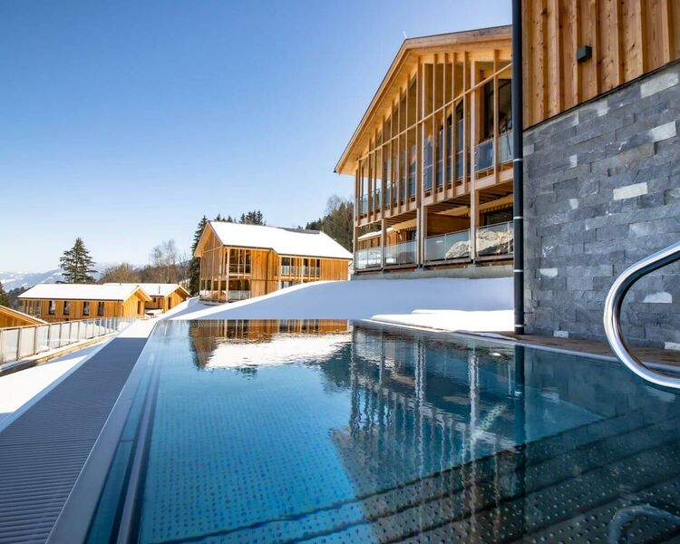 Moderne, schneebedeckte Chalets mit privatem Outdoor-Pool.