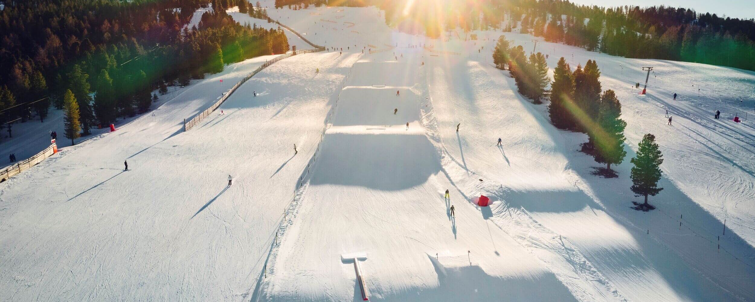 Funpark für Snowboarder und Freestyler neben breiter Skipiste im Skigebiet Kreischberg, Murau