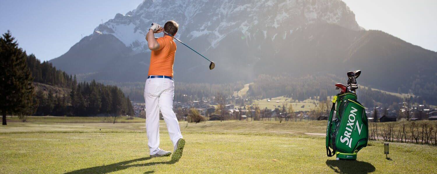 Golfers on the golf course in Ehrwald with a view of the Zugspitze