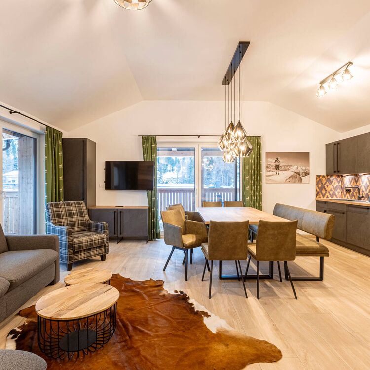 Gemütlicher Wohnbereich mit Küche, Esstisch und Couch